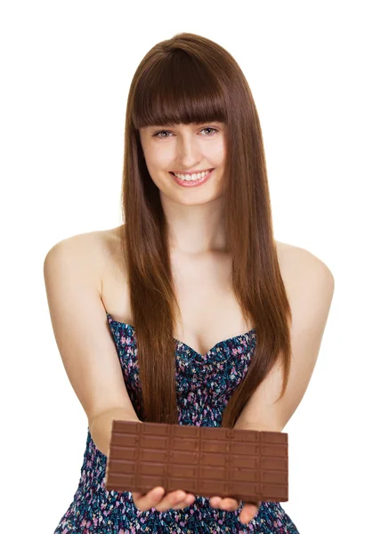 大きなチョコレート ・ バーを保持している美しい若い女性のショット — ストック写真