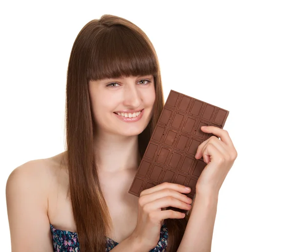 Foto de uma bela jovem segurando a barra de chocolate grande — Fotografia de Stock