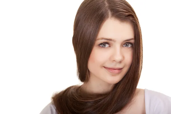 Портрет красивої дівчини-підлітка з довгим волоссям і чистою шкірою — стокове фото