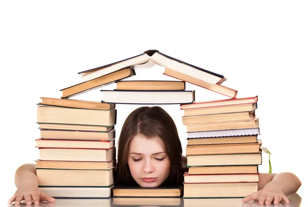 Дівчина-підліток з великою кількістю книг навколо, ізольована на білому — стокове фото