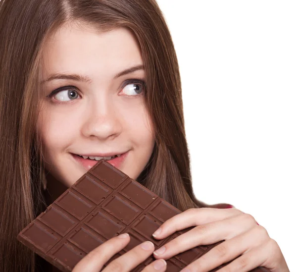 Tiro de uma bela menina adolescente segurando grande barra de chocolate — Fotografia de Stock