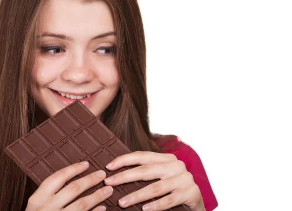 Tiro de uma bela menina adolescente segurando grande barra de chocolate — Fotografia de Stock