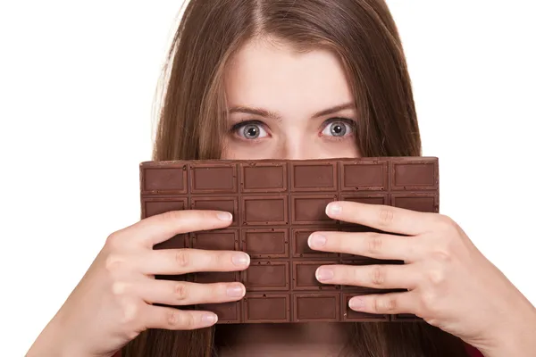 Shot de una hermosa adolescente sosteniendo gran barra de chocolate — Foto de Stock