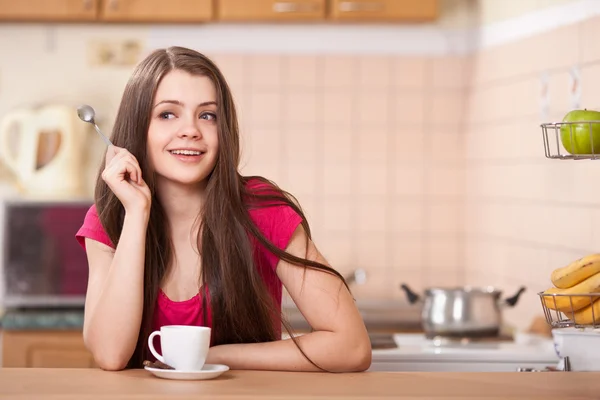 Hermosa joven feliz bebiendo café en casa —  Fotos de Stock