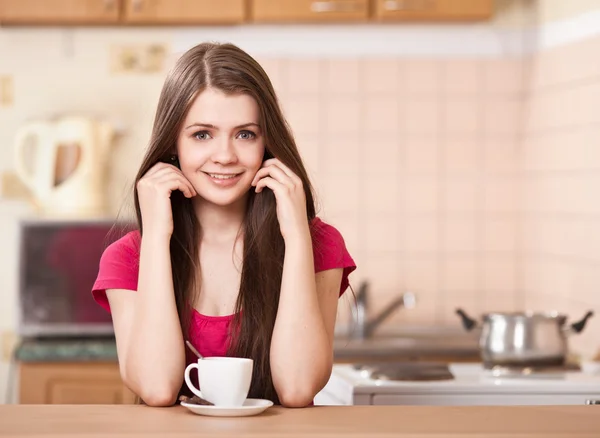 Szép boldog fiatal nő iszik kávé otthon — Stock Fotó
