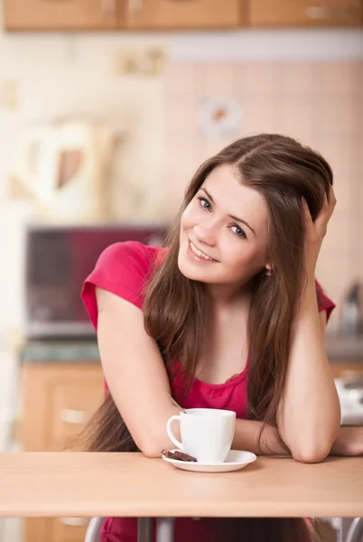 집에서 커피를 마시는 아름 다운 행복 한 젊은 여자 — 스톡 사진