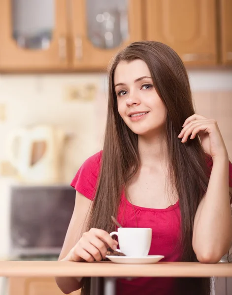 Jovem feliz bonita bebendo café em casa — Fotografia de Stock