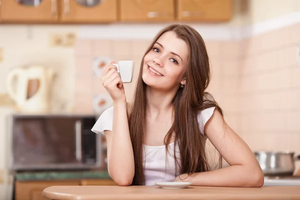 Jovem feliz bonita bebendo café em casa — Fotografia de Stock