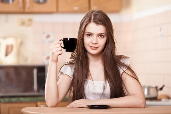 Szép boldog fiatal nő iszik kávé otthon — Stock Fotó