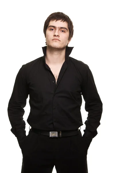 Mladý muž v černé košili izolovaných na bílém pozadí — Stock fotografie