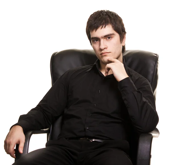 Jonge man in zwarte shirt geïsoleerd op witte achtergrond — Stockfoto