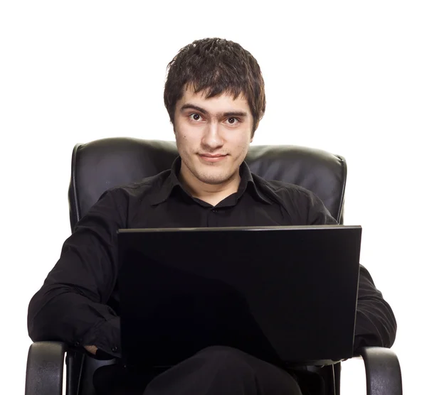 Молодий чоловік сидить на стільці з ноутбуком. ізольовані на білому фоні — стокове фото