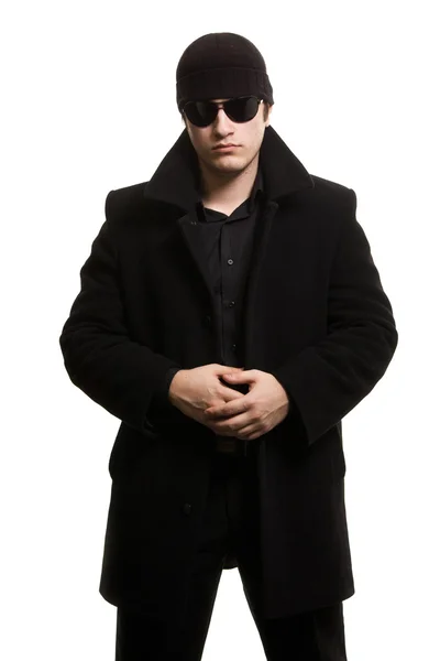 Hombre de confianza de capa negra y gafas de sol — Foto de Stock