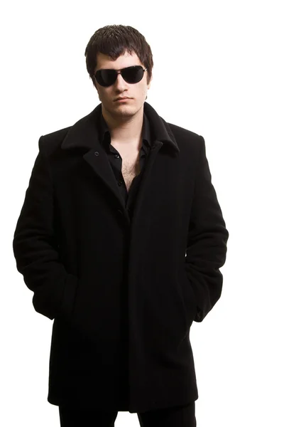 Vertrauen mann in schwarzem mantel und sonnenbrille — Stockfoto