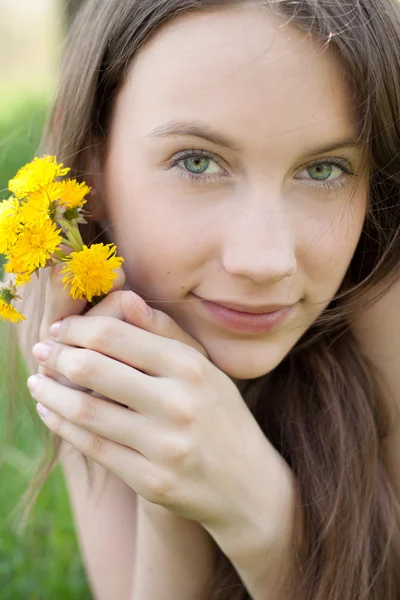 Giovane bella adolescente con bouquet di tarassaco — Foto Stock