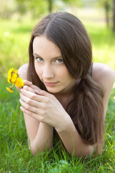 タンポポの花束と美しい 10 代の若い — ストック写真