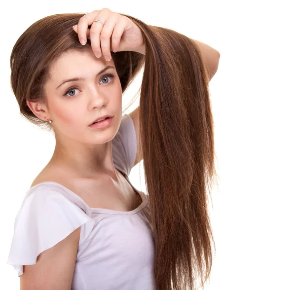 Portrait d'une belle adolescente aux cheveux longs et à la peau propre — Photo