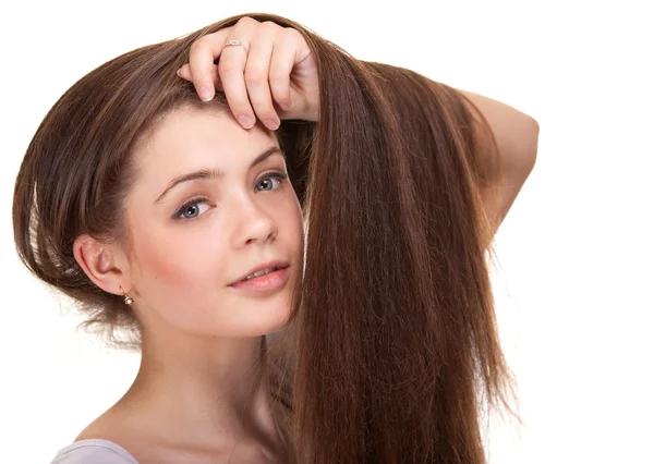 Retrato de uma bela menina adolescente com cabelos longos e pele limpa — Fotografia de Stock
