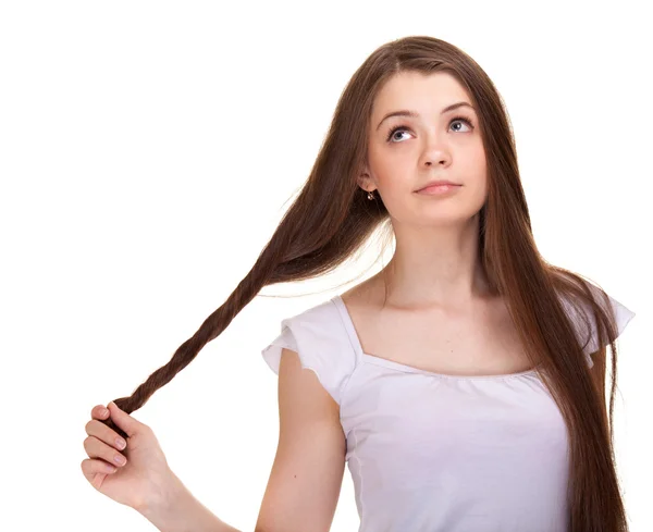 Портрет красивой девушки-подростка с длинными волосами и чистой кожей — стоковое фото