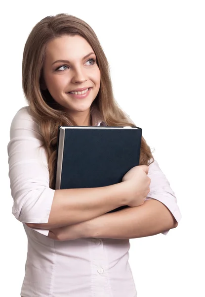 Attraktive Frau lächelt, während sie Buch hält — Stockfoto