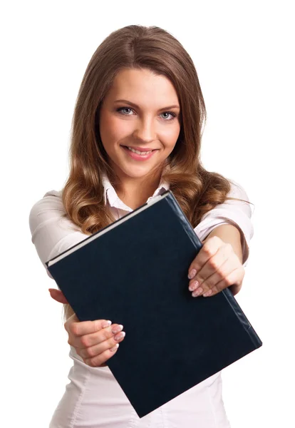 Mulher atraente sorrindo enquanto segura livro — Fotografia de Stock