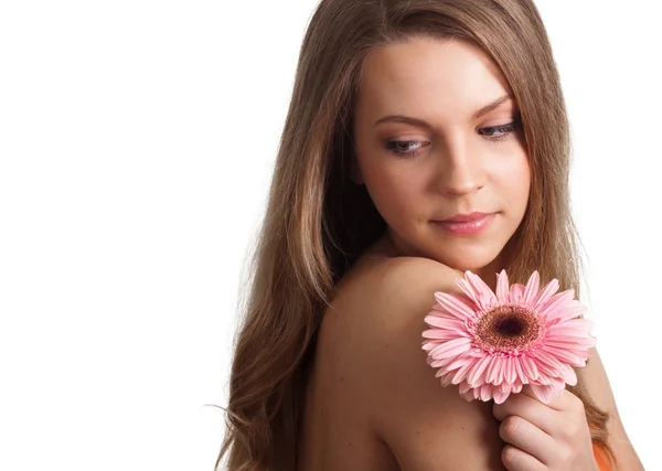Vértes egy csinos, fiatal nő, egy rózsaszín virág illatú — Stock Fotó