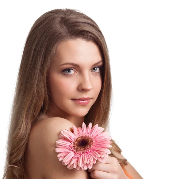 Primer plano de una mujer joven y bonita que huele una flor rosa — Foto de Stock