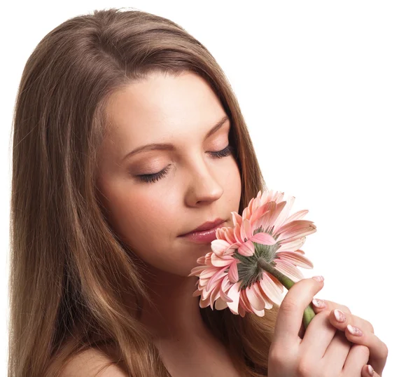 Closeup της όμορφης κοπέλας μυρίζοντας ένα ροζ λουλούδι — Φωτογραφία Αρχείου