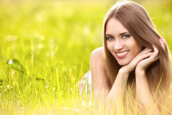 暖かい夏の日に草原の美しい若いブロンドの女性 — ストック写真