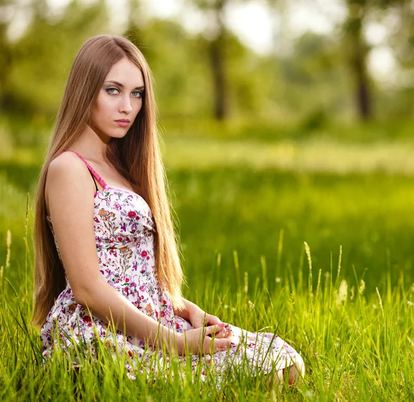 Красивая молодая блондинка женщина на лугу в теплый летний день — стоковое фото