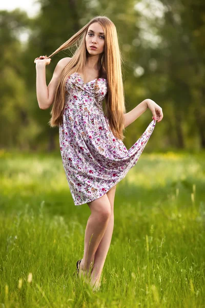 아름 다운 금발의 여자 야외의 초상화 — 스톡 사진