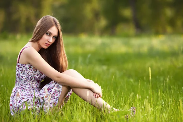 Mooie jonge blonde vrouw op de weide op een warme zomerdag — Stockfoto