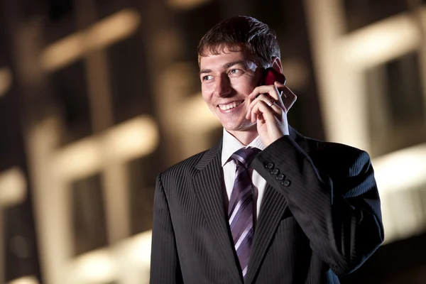 Heureux homme d'affaires, parler sur téléphone portable à la ville de nuit dans le bac — Photo
