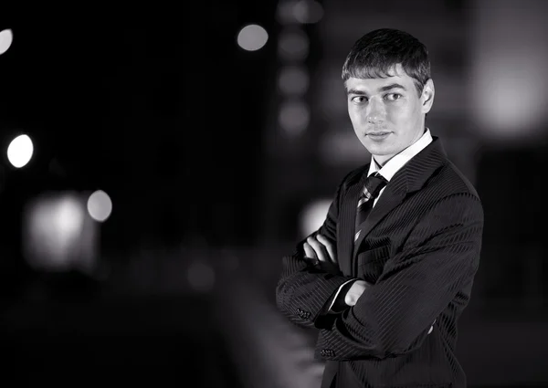 Hombre de negocios guapo y en la ciudad de la noche en el fondo - wb im — Foto de Stock
