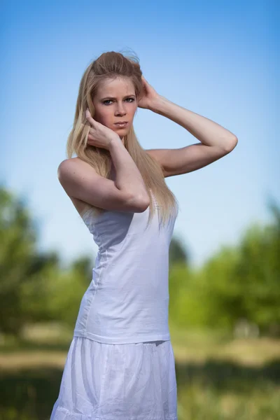 Piękna młoda kobieta blondynka w parku — Zdjęcie stockowe