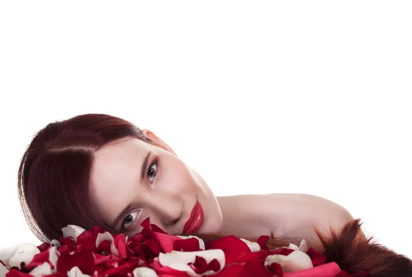Hermosa mujer y rosas pétalos sobre fondo blanco —  Fotos de Stock