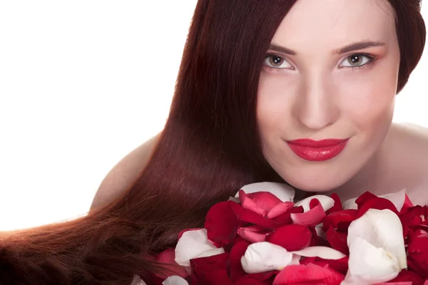 Vacker kvinna och rosor kronblad på vit bakgrund — Stockfoto