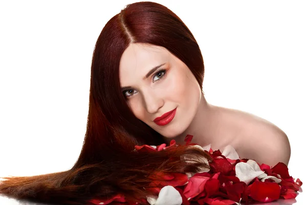 Vacker kvinna och rosenblad på vit bakgrund — Stockfoto