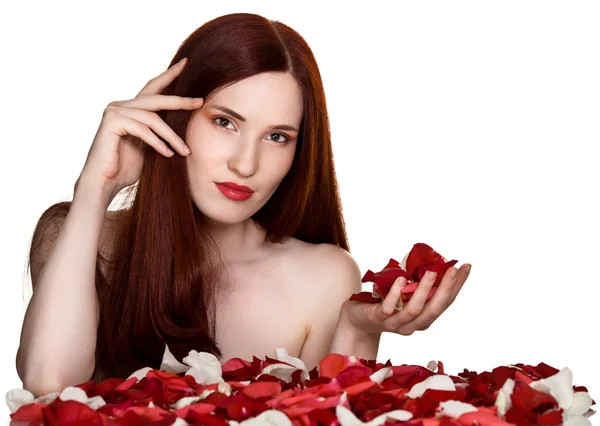 Mooie vrouw en rozenblaadjes op witte achtergrond — Stockfoto
