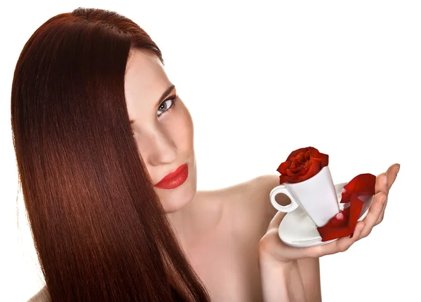 Красивая женщина и чашка лепестков роз на белом фоне — стоковое фото