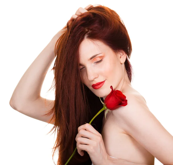 Portret van sensuele mooie vrouw met rode roos op witte backg — Stockfoto