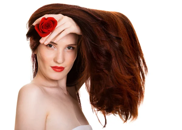 흰색 찾기에 빨간 장미와 함께 관능적인 아름 다운 여자의 초상화 — 스톡 사진