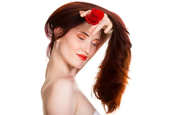 白の背景に隠れてに赤いバラと官能的な美しい女性のポートレート — ストック写真