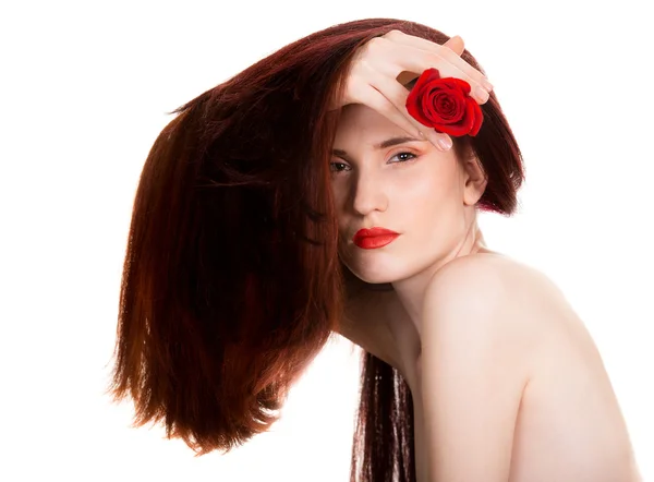 Portret zmysłowej kobiety piękne z czerwoną różą na biały backg — Zdjęcie stockowe