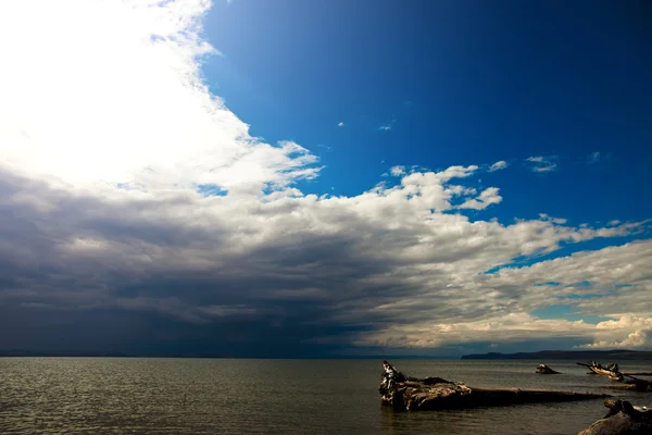 Штормовые облака на море — стоковое фото