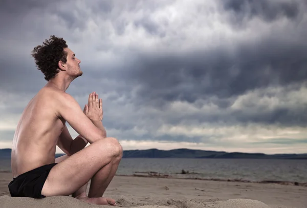 海の海岸に、瞑想の男 — ストック写真