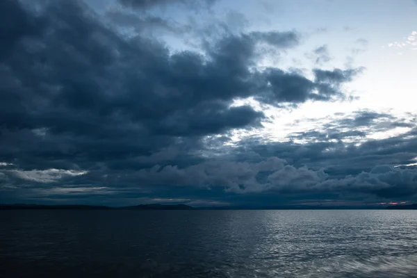 Burzowe chmury na wybrzeżu — Zdjęcie stockowe