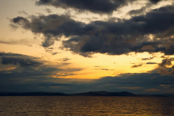 日落海景。在天空中的乌云 — 图库照片
