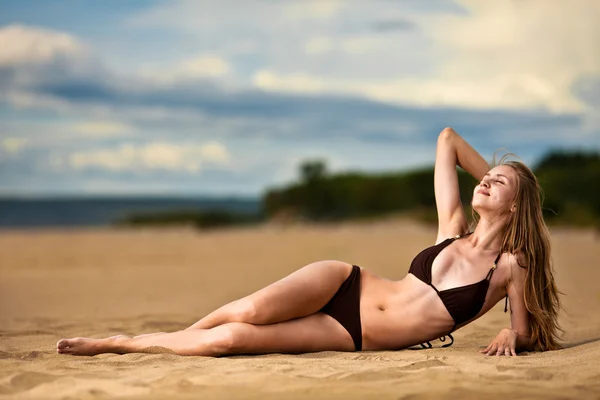 Mujer relajarse en la playa — Foto de Stock