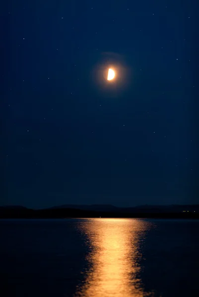 Księżyc i morze — Zdjęcie stockowe